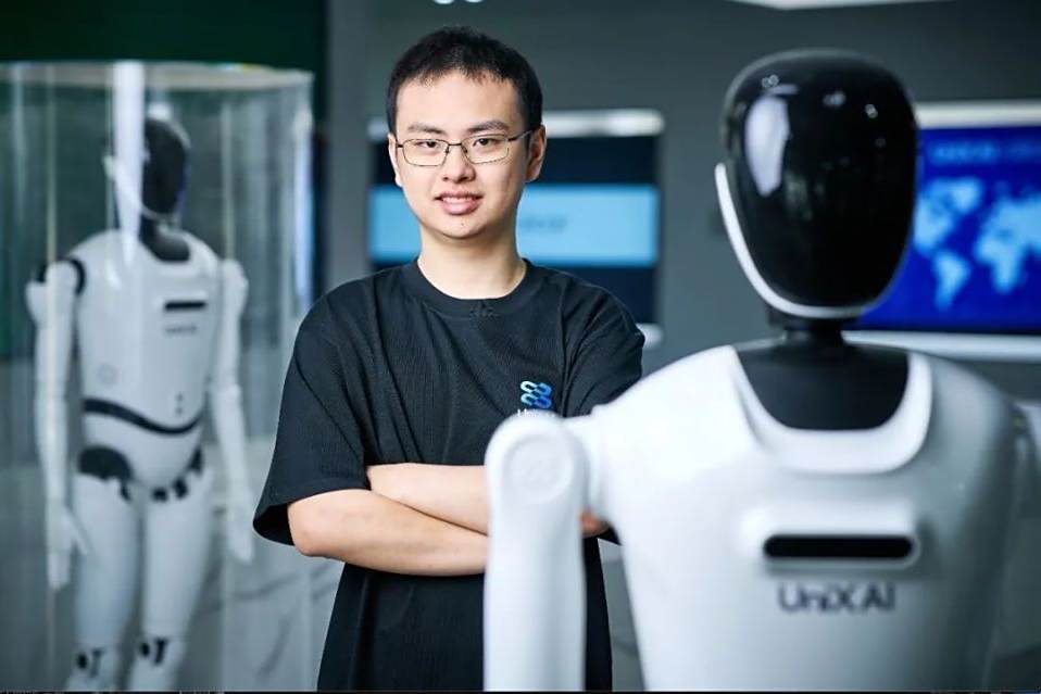 00后CEO杨丰瑜：回国创业，五个月造出首款「可量产」人形机器人