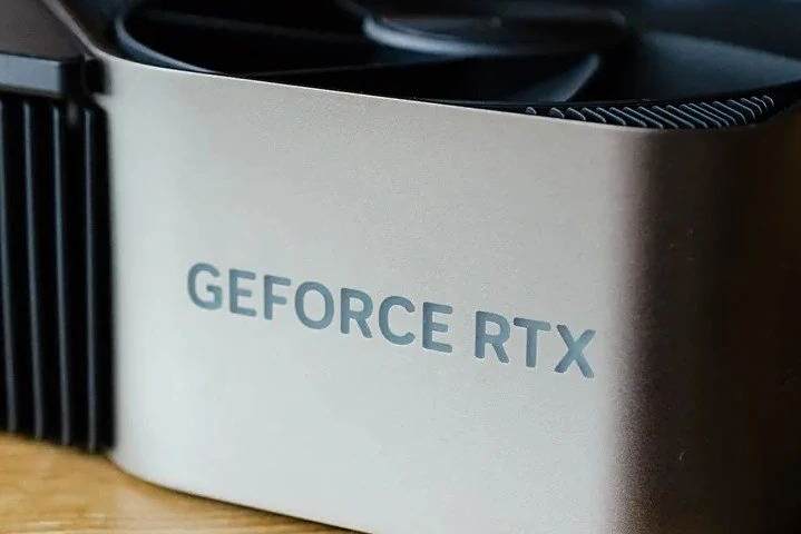 英伟达RTX 5090功耗高达600W，32G显存，核心比5080多一倍