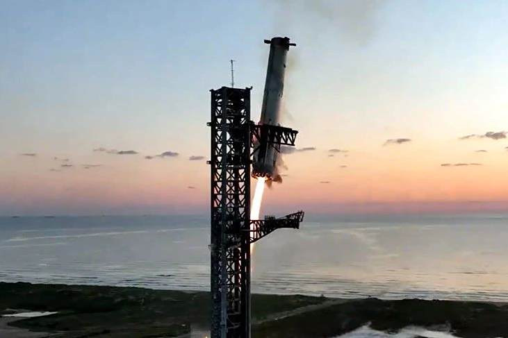 首次！SpaceX完成「筷子夹火箭」式星舰，马斯克8年前设想成真
