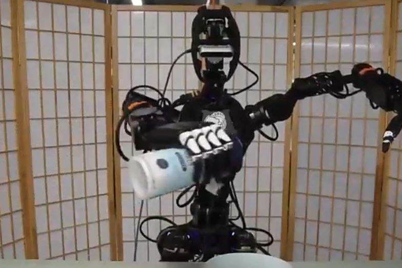 朱玉可团队新作：看一眼就能模仿，大模型让机器人轻松学会撒盐