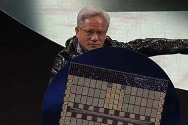 RTX5090震撼发布，国行16499元起，黄仁勋「美国队长」pose亮翻全场