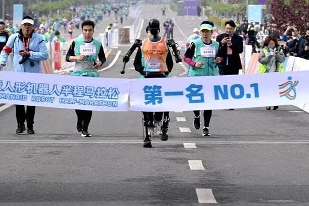 「天工Ultra」半马夺冠，人形机器人通关产业落地第一关