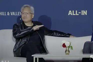 老黄自曝皮衣口袋藏“秘密期权池”！随时准备奖励优秀员工