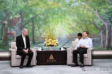AI教父Hinton首次现身中国，合照全网刷屏！预警AI觉醒临界点已至