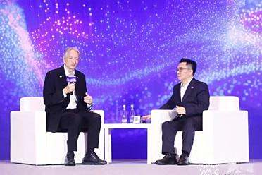 尖峰对话17分钟全记录：Hinton与周伯文的思想碰撞
