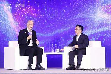 Hinton上海对话周伯文：多模态聊天机器人已经具有意识