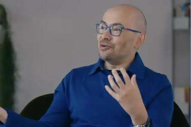 DeepMind哈萨比斯：智能体可以在Genie实时生成的世界里运行