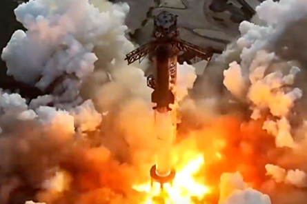 马斯克星舰试验再创历史！3爆炸3推迟终成功，完成太空载荷部署