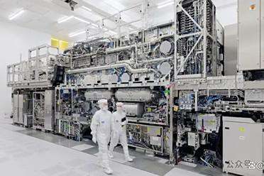 光刻机巨头ASML，108亿控股了一家大模型公司