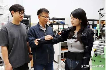 全球首款服装式可穿戴机器人！1/4发丝人造肌肉量产，帮患者重获活动能力