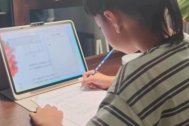 从“给答案”到“教动脑”：这届小学生被AI教会主动思考