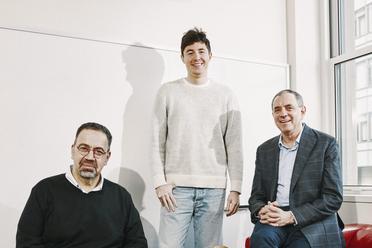 MIT经济学博士生，用AI骗过了诺奖导师、Nature、美国国会