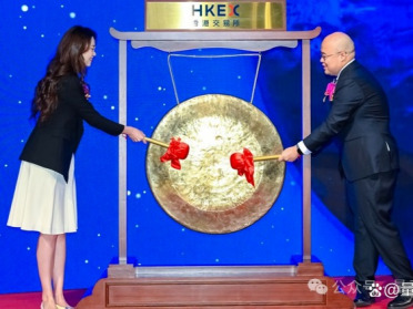 和闫俊杰一起敲钟的她：31岁，身价48亿