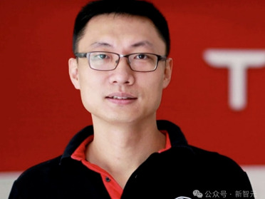 马斯克狂砸16亿「买」他5年！揭秘特斯拉2号人物，那个睡工厂的狠人