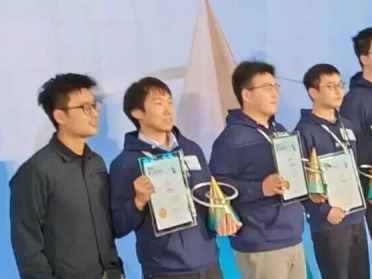 姚顺雨现场颁奖，吉嘉铭、董冠霆等15位青年人才获腾讯「青云奖学金」
