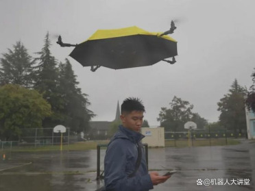 伞：我会飞了！人：我湿透了！这项硬核发明主打一个陪伴