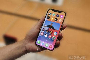 内存成本飙升57美元：AI 巨头“抢芯”潮如何拖累 iPhone18利润？