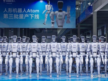 越疆第三批全尺寸工业人形机器人量产交付，朝着更深、更实的产业应用推进
