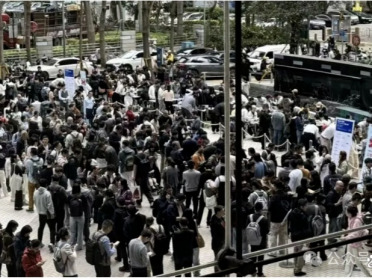 鹅厂门口免费装龙虾，几百人排爆了！一代人有一代人的鸡蛋要领