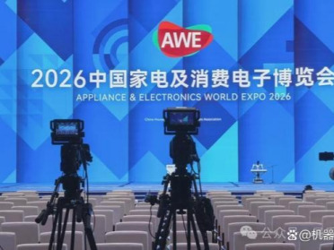 全球首款可自由点歌、自主演奏钢琴机器人亮相AWE：现场演奏687首曲目，125万+曝光，具身智能解锁千行百业新可能