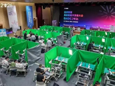 超百万算力、72小时、近百台真机：具身智能的刷分时代，被一场「裸考」终结