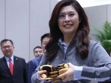 聚焦人工智能前沿 郑丽文爱不释“手”