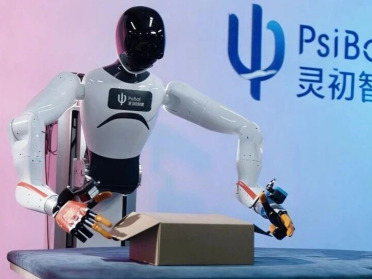 「10万小时人类数据」不搞对齐只靠规模，灵初智能Psi-R2登顶MolmoSpaces！