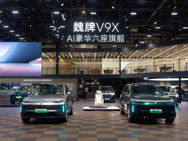 魏牌V9X亮相北京车展：首搭归元S平台，硬科技拉满