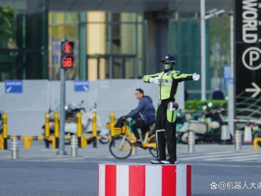 智慧交管实景落地：人形机器人已成为路口主动治理新单元
