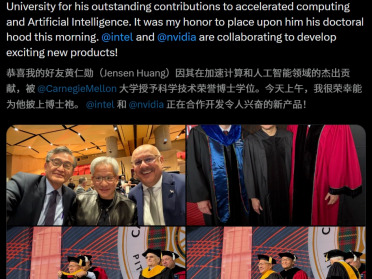 63岁黄仁勋获CMU荣誉博士！上台授袍的竟是英特尔CEO