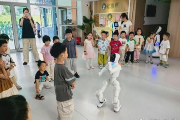 教育进学校，陪伴进家庭：松延动力用一台小人形打通成长全场景