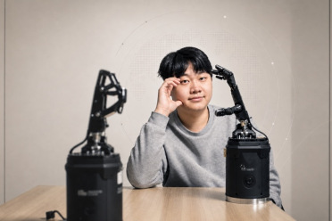 融资超20亿，这位00后用人类数据做机器人的“世界模型”