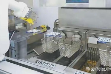 外卖不再拼补贴，后厨世界模型开始改写餐饮行业了？