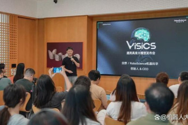用物体轨迹连接认知和执行，RoboScience机器科学发布具身大模型Visics