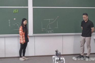 机器狗指挥人类用天平称重！清华现场演示：无脚本，任务随机，观众即兴出题