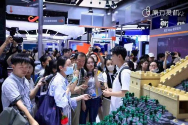 WAIC机器人搭长城积木火爆展区，这才是VLA+WM的最佳用法