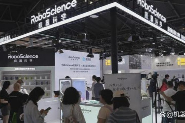 30秒换手即用、全球首个具身大模型上云，RoboScience机器科学WAIC首秀“一脑控多手”
