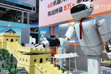 WAIC最疯狂挑战！6个机器人，8万积木拼长城