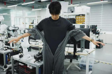 机器人10秒帮你穿好衣服，不用动手不用站着不动，原理来自常春藤