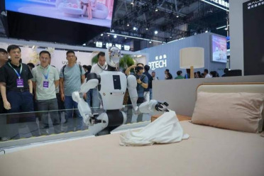 一颗「星脑」所有身体用，银河通用双足机器人首秀
