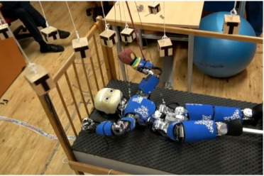 Science Robotics｜人形机器人躺进婴儿床蹬腿玩床铃，重做发展心理学半个世纪的经典实验