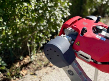 Science Robotics | 机器狗模仿昆虫“侧视”晃脑袋，17毫秒看穿草丛后的背景