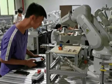 喊了五年 “缺人”，机器人行业为何不愿养人？