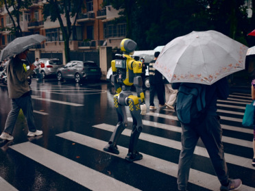 真场景验证硬实力：云深处人形机器人国庆风雨实测，树立具身智能落地新标杆