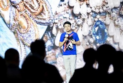 戴安和吴冠军在瓦卡奖AI全球视觉工作坊SoVG演讲现场 戴安和吴冠军在瓦卡奖AI全球视觉工作坊SoVG演讲现场