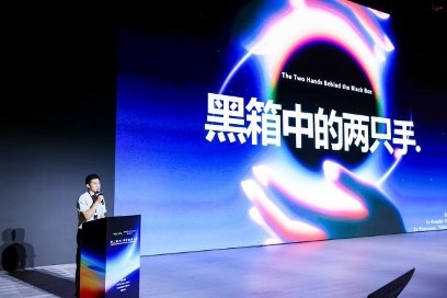 潘荣焕与David Xu在瓦卡奖AI全球视觉工作坊SoVG演讲现场 潘荣焕与David Xu在瓦卡奖AI全球视觉工作坊SoVG演讲现场
